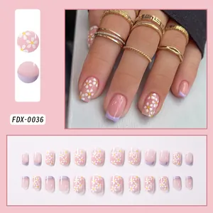 Kurze eckige künstliche Nägel mit rosa Gänseblümchenmuster und lila French Tips