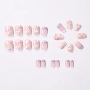 Detailansicht von 24 rosa und weißen Gänseblümchen French Tip Klebenägeln im Set.