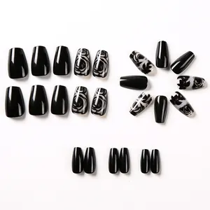 Detailansicht der schwarzen Rosenmuster und glänzend schwarzen quadratischen Kunstnägel