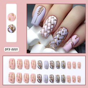 Detailansicht von 24 rosa und lila Kunstnägeln mit Goldmustern und Weizenähren-Design.
