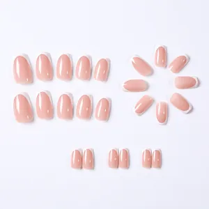 Detailansicht von 24 rosa-weißen French-Tip-Aufklebenägeln in quadratischer kurzer Form.