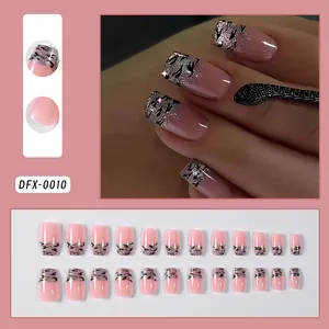 Detailansicht von 24 rosa French-Nägeln zum Aufkleben mit Silberglitzer und Druck.