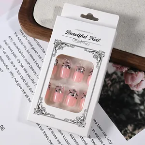 Detailansicht von 24 rosa glitzernden Press-on-Nägeln mit Zebradruck in schöner weißer Box