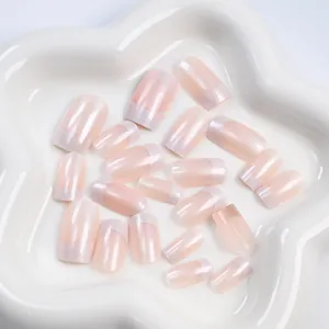 Nahaufnahme von perlmuttfarbenen rosa und weißen French-Tip-Nägeln in Sternschale
