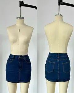Vorder- und Rückansicht eines dunkelblauen, eng geschnittenen Denim-Minirocks an einer Puppe