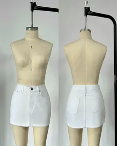 Detaillierte Vorder- und Rückansicht eines weißen Slim-Fit-Jeans-Minirocks auf einer Puppe.
