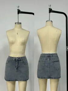 Vorder- und Rückansicht eines schmal geschnittenen Jeans-Minirocks auf einer Schneiderpuppe