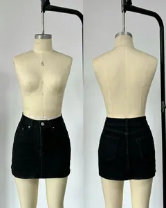 Vorder- und Rückansicht eines schwarzen Stretch-Jeans-Minirocks an einer Schneiderpuppe