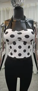Détail d'un haut de yoga à pois avec bride perlée et design de poitrine froncé sur mesure
