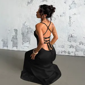 Robe longue noire dos nu élégante et sexy avec détails de laçage croisé dans le dos
