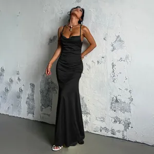 Robe longue élégante en satin noir avec dos nu et col bénitier pour les soirées d'été