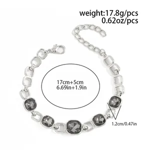 Détail du bracelet argenté de style français avec cristaux gris, indiquant taille et poids.