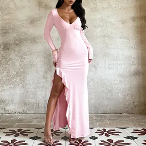 Robe longue sexy rose à manches longues, col en V profond et fente à volants