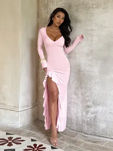 Vue de face d'une robe sexy rose à col en V profond avec une fente à volants élégante