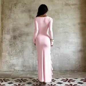 Robe longue moulante rose sexy à manches longues avec volants et fente latérale.