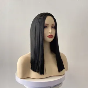 Vue détaillée d'une perruque synthétique noire raide mi-longue sur mannequin