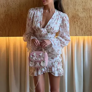 Robe fleurie élégante avec col en V et volants pour femmes, style décontracté été.