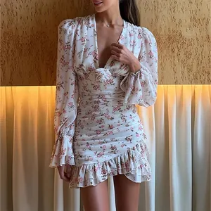 Robe courte fleurie à col en V avec manches lanternes et ourlet à volants.