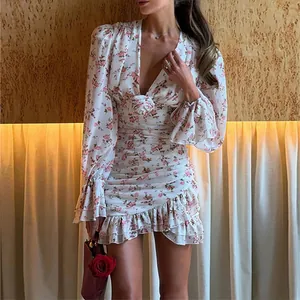 Robe élégante à fleurs blanches, col en V, ourlet à volants et taille ajustée femme