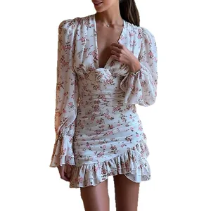 Robe courte fleurie élégante à col en V avec ourlet à volants et manches longues