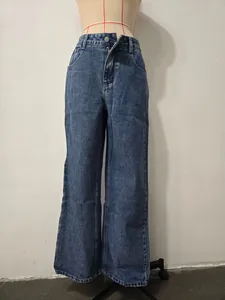 Vollansicht der amerikanischen Retro-High-Waist-Jeans mit weitem Bein in Blau