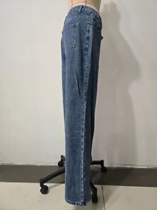 Seitenansicht einer klassischen Vintage-High-Waist-Jeans mit weitem Bein in Blau.