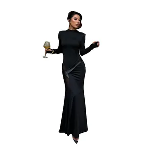 Robe longue noire élégante à col montant, épaulettes et détails en résille