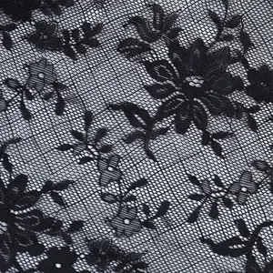 Makro-Detail von schwarzem floralem Spitzenstoff mit feinem Mesh für transparente Oberteile