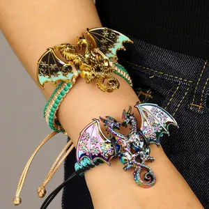 Close-up van vintage kleurrijke drakenarmbanden met ingewikkelde gevlochten koorden.