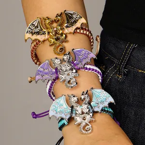 Gedetailleerde weergave van vintage gevlochten armbanden met kleurrijke emaille draken.
