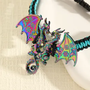Macro-opname van een iriserende draak-bedel op een turquoise gevlochten armband.