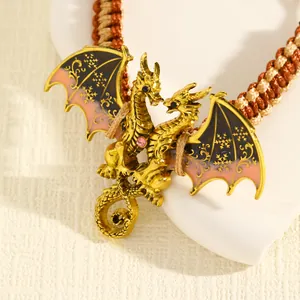 Detailopname van een vintage drakenarmband met kleurrijke emaille vleugels en koord
