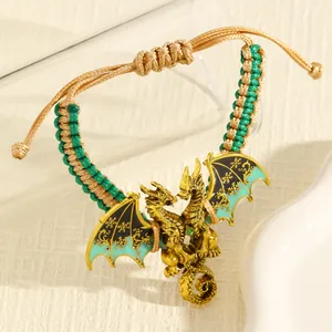 Gedetailleerd overzicht van een gevlochten drakenarmband met blauwe emaille vleugels