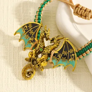 Detailopname van een vintage emaille drakenbedel aan een geweven armband voor vrouwen