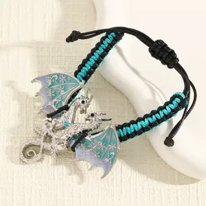 Gedetailleerde macro-opname van vintage draakarmband met blauw emaille en koordje