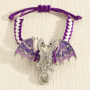 Gedetailleerde detailopname van een gevlochten drakenarmband met paarse vleugels