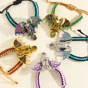 Detailopname van kleurrijke draak armbanden met gevlochten touw in vijf ontwerpen