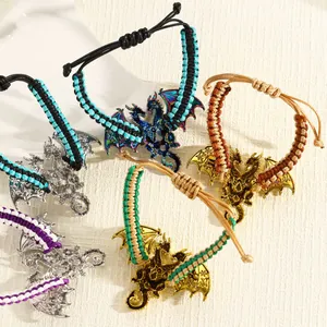 Gedetailleerde weergave van gevlochten draakarmbanden met kleurrijke emaille bedels.