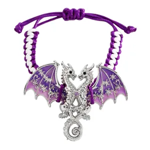 Detail van een gevlochten drakenarmband met paarse emaille vleugels en sneeuwvlokpatroon