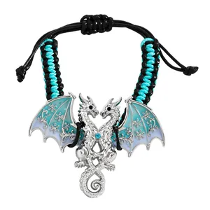 Gedetailleerde macro-opname van een vintage drakenarmband met blauwe emaille vleugels