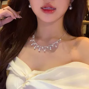 Gros plan d'un collier de perles en dentelle coréenne élégant avec boucles d'oreilles