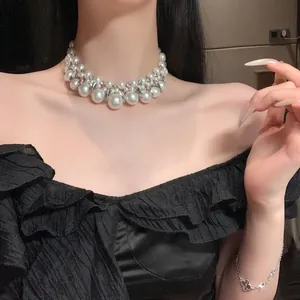 Vue détaillée d'un élégant collier ras de cou en perles blanches à plusieurs rangs