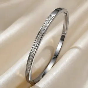 Vista dettagliata di un elegante bracciale in acciaio inossidabile argento con zirconi