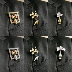 Kreatives Blumenstrauß-Broschen-Set mit künstlerischen Vasen-Designs in Gold