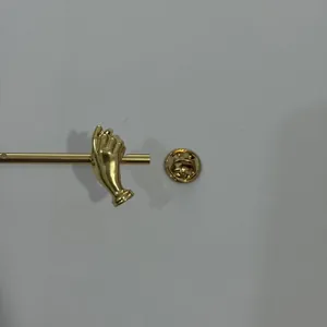 Detailansicht einer goldfarbenen Broschenhalterung in Handform für Blumen mit Verschluss