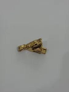 Detaillierte Nahaufnahme einer goldenen Metallbrosche in Form eines Blumenstraußes