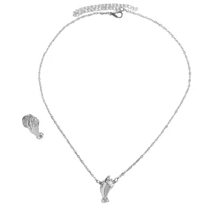 Detail eines silbernen handförmigen Anhänger- und Broschen-Sets als Blumenhalter