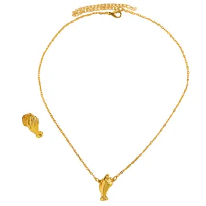 Detailansicht der eleganten goldenen Hand-Halskette und des passenden Broschen-Sets