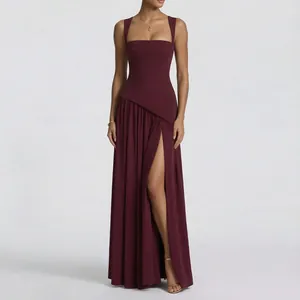 Robe longue bordeaux élégante avec décolleté carré et fente haute sur la cuisse