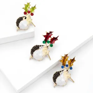 Set di spille a riccio in smalto con foglie di agrifoglio e strass colorati brillanti.